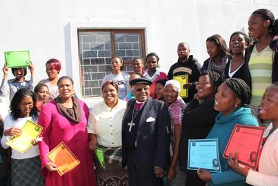 Desmond Tutu en vrouwen met hun diploma van de Health Promoters